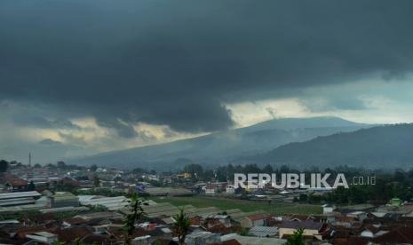 Awan mendung menyelimuti KBU (Kawasan Bandung Utara), di Lembang, Kabupaten Bandung Barat, Kamis (4/1). Menurut Badan Meteorologi Klimatolpgi dan Geofisika (BMKG), kelembaban udara yang masih cukup tinggi berpotensi membentuk awan konvektif yang menyebabkan hujan dan kondisi suhu udara di Bandung Raya lebih dingin dari biasanya.