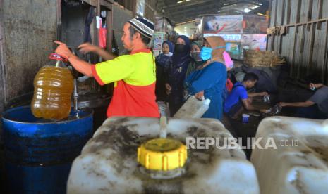 Pedagang melayani pembeli minyak goreng curah di Pasar Bitingan, Kudus, Jawa Tengah, Rabu (23/3/2022). BPDPKS akan mencairkan dana subsidi minyak goreng saat para distributor sudah terdaftar dan terverifikasi Kementerian Perindustrian.