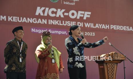 Kepala Eksekutif Perilaku Pelaku Usaha Jasa Keuangan, Edukasi dan Pelindungan Konsumen OJK Friderica Widyasari Dewi (kanan) saat Kick Off Generic Model Ekosistem Keuangan Inklusif (GM EKI) di Kampuang Nagari Sumpur, Tanah Datar, Sumatera Barat, Kamis (22/6/2023). Melalui Program GM EKI ini diharapkan dapat meningkatkan akses keuangan masyarakat, mempercepat pengembangan dan meningkatkan kesejahteraan masyarakat desa.