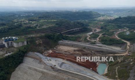 Foto udara proyek pembangunan Bendungan Leuwikeris di Gardu Pandang, Kabupaten Tasikmalaya, Jawa Barat, Selasa (11/7/2023). Proyek Strategis Nasional (PSN) Bendungan Leuwikeris untuk mengoptimalkan pemanfaatan ketersediaan air sebesar 5,30 miliar kubik per tahun dari Sungai Citanduy itu sudah mencapai 85,97 persen dengan target proses impounding atau pengisian awal selesai pada Desember tahun 2023 mendatang. 