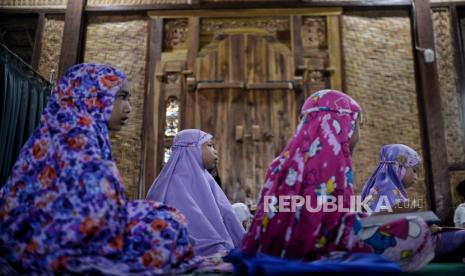 Bentengi Anak dengan Ilmu Tauhid. Foto ilustrasi: Anak mengaji di Masjid Nur Syahada di kampung Sade, Desa Rembitan, Lombok Tengah, NTB, Senin (21/3/2022). Masjid tersebut memiliki arsitektur khas rumah adat kampung Sade dengan bangunan yang didominasi oleh kayu dan bambu serta memiliki atap dari alang-alang. Republika/Thoudy Badai