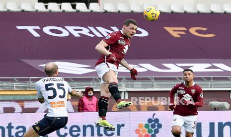 Andrea Belotti (tengah) dari Torino.