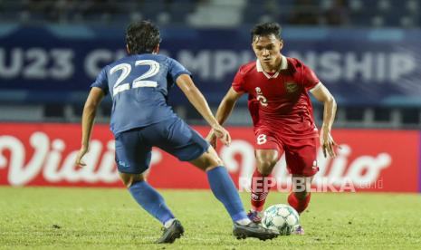 Pesepak bola timnas Indonesia U-23 Arkhan Fikri (kanan) berusaha melewati lawan di Piala AFF U-23 2023. 