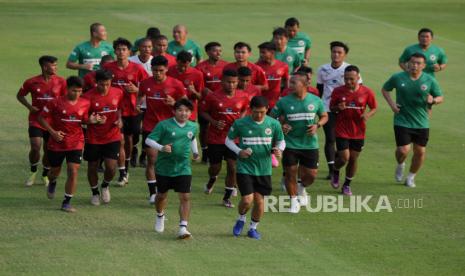 Sejumlah pesepakbola Timnas U-23 melakukan pemanasan saat latihan di Lapangan A, Senayan, Jakarta, Kamis (10/8/2023). Timnas U-23 melaksanakan latihan perdana jelang Piala AFF U-23 2023 yang dihadiri 17 pemain dan enam pemain absen.