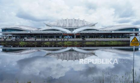 Warga melintas di area parkir Bandara Tjilik Riwut Palangkaraya, Kalimantan Tengah, Sabtu (25/4). Menurunnya trafik penerbangan secara drastis membuat PT Angkasa Pura (AP) II (Persero) melakukan penghematan di bandara yang dikelolanya. Penghematan bahkan dilakukan mulai dari penggunaan listrik hingga air. 