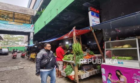 Tenaga pemasar mikro PT Bank Rakyat Indonesia Tbk atau dikenal mantri BRI Sandi Nopriyadi melakukan kunjungan ke salah satu debitur di pasar inpres Pasar Minggu, Jakarta Selatan.