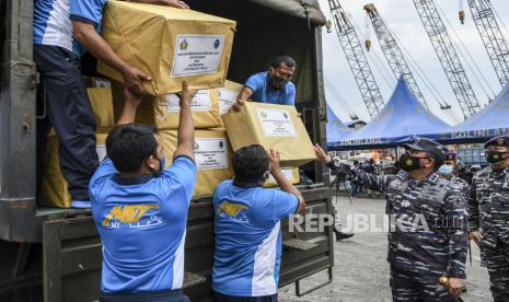 Pangkolinlamil Laksamana Muda TNI Irvansyah (kedua kanan) mengamati kardus yang berisi bantuan dari Jalasenastri untuk korban bencana alam yang akan diberangkatkan menggunakan KRI Banda Aceh-593 dari Dermaga JICT, Pelabuhan Tanjung Priok, Jakarta, Jumat (22/1/2021). Pengurus Jalasenastri mengirimkan bantuan berupa sembako, pakaian layak pakai, peralatan mandi hingga peralatan makan bagi korban bencana alam di Banjarmasin, Kalimantan Selatan dan Mamuju, Sulawesi Barat seberat lima ton. 