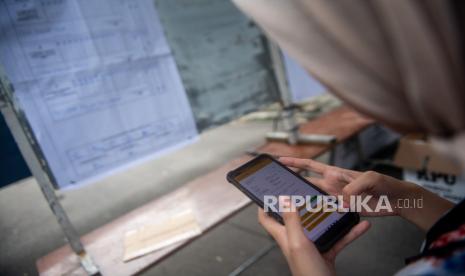 Petugas KPPS melengkapi data dari formulir C-Hasil untuk aplikasi Sirekap Pemilu 2024 seusai penghitungan suara pilpres di TPS 03 Braga, Sumurbandung di Bandung, Jawa Barat, Rabu (14/2/2024). Penggunaan aplikasi Sirekap di Pemilu 2024 merupakan upaya KPU untuk menjaga kemurnian hasil perolehan suara di TPS dengan cara merekam data otentik dokumen C-Hasil di TPS. 