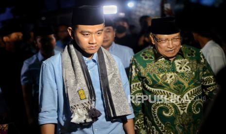 Cawapres nomor urut dua Gibran Rakabuming Raka (kiri)