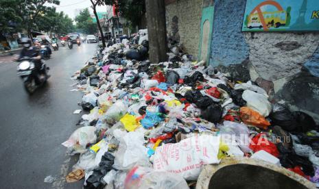 Sampah menumpuk di Jalan Cibaduyut, Kota Bandung, karena belum terangkut, akibat adanya kendala teknis terlambatnya pasokan BBM untuk alat berat di TPA Sarimukti, Selasa (9/11). Saat ini dinas terkait sudah melakukan pengangkatan tumpukan sampah di Bandung Raya secara bertahap seiring kembali lancaranya aktivitas di TPA Sarimukti.