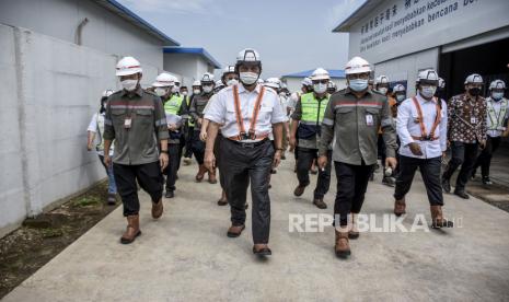 Menteri Koordinator Bidang Kemaritiman dan Investasi (Menko Marves) Luhut Binsar Pandjaitan (kedua kiri) didampingi Gubernur Jawa Barat Ridwan Kamil (kanan) dan Direktur Utama PT KCIC Dwiyana Slamet Riyadi (kedua kanan) berjalan saat kunjungan kerja di Depo PT KCIC Tegalluar, Kabupaten Bandung, Senin (12/4). Dalam kunjungan kerja tersebut Menko Marves Luhut Binsar Pandjaitan bersama Menteri Perhubungan Budi Karya Sumadi dan Gubernur Jawa Barat Ridwan Kamil meninjau perkembangan proyek Kereta Cepat Jakarta Bandung (KCJB) di Stasiun Padalarang dan Depo PT KCIC Tegalluar. Foto: Republika/Abdan Syakura