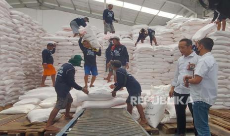 Distribusi pupuk. Ketua Komisi IV Dewan Perwakilan Rakyat (DPR), Sudin mengatakan, kapasitas produksi milik PT Pupuk Indonesia (Persero) telah memenuhi kebutuhan pupuk bersubsidi yang ditetapkan pemerintah setiap tahunnya.