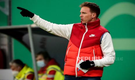  Pelatih kepala Leipzig, Julian Nagelsmann, memberi isyarat selama pertandingan sepak bola perempat final Piala DFB Jerman antara RB Leipzig dan VfL Wolfsburg di Leipzig, Jerman, 3 Maret 2021.