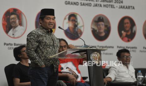 Direktur Lingkar Madani Ray Rangkuti saat menjadi narasumber dalam diskusi Kondolidasi Pro Demokrasi di Jakarta, Ahad (21/1/2024). Diskusi Konsolidasi Pro Demokrasi yang dihadiri oleh elemen mantan akitivis 98 tersebut membahas mengenai Pelanggaran HAM, Politik Dinasti dan Neo Orba yang dinilai dapat merusak demokrasi Indonesia.