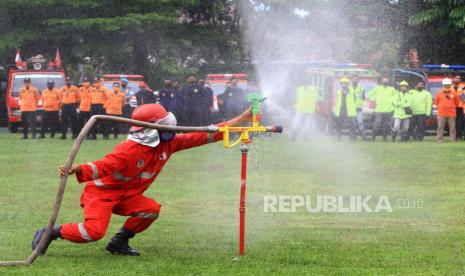 Seorang personil Manggala Agni melakukan simulasi penyemprotan air untuk memadamkan kebakaran saat apel kesiapan penanganan kebakaran hutan dan lahan (karhutla) di Polda Kalbar di Pontianak, Kalimantan Barat, Selasa (7/7/2020). Polda Kalbar bersinergi dengan TNI, Badan Penanggulangan Bencana Daerah (BPBD), Manggala Agni serta pemadam kebakaran negeri dan swasta untuk mencegah juga mengantisipasi karhutla di wilayah Kalbar. ANTARA FOTO/Jessica Helena Wuysang/foc.