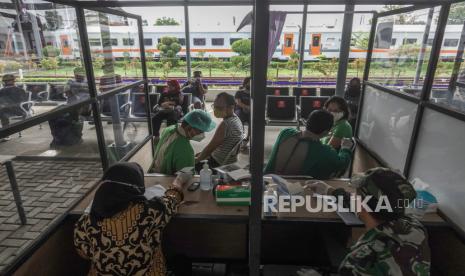 Petugas melakukan vaksinasi COVID-19 kepada calon penumpang kereta api, di Stasiun Purwokerto, Banyumas, Jateng, Jumat (9/7/2021). PT. KAI Daop V Purwokerto menyediakan layanan vaksinasi COVID-19 gratis bagi pelanggan kereta api jarak jauh di sejumlah stasiun keberangkatan, untuk membantu melengkapi persyaratan perjalanan selama masa PPKM darurat. 