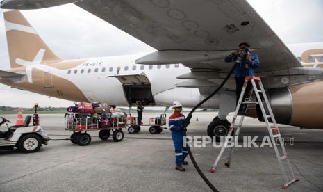 Petugas mengisi bahan bakar avtur ke pesawat di Bandara Sultan Mahmud Badaruddin II di Palembang, Sumatera Selatan, Jumat (5/4/2024). 