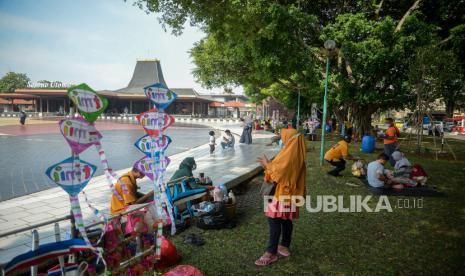 Pengunjung beraktivitas di area Taman Mini Indonesia Indah (TMII).