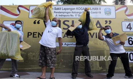 Sejumlah pasien sembuh dari Covid-19 meluapkan ekspresinya saat mengikuti Tasyakuran Tumpengan,  di Rumah Sakit Lapangan Kogabwilhan II Jalan Indrapura, Surabaya, Jawa Timur, Selasa (4/8). (ilustrasi)