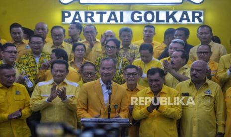 Plt Ketua Umum Partai Golkar Agus Gumiwang Kartasasmita usai memberikan keterangan pers hasil Rapat Pleno Pengurus DPP Partai Golkar di Kantor DPP Partai Golkar, Jakarta, Selasa (13/8/2024). Rapat Pleno tersebut menetapkan Agus Gumiwang Kartasasmita sebagai Plt Ketua Umum Partai Golkar pengganti Airlangga Hartarto yang mengundurkan diri sebagai Ketua Umum Partai Golkar.