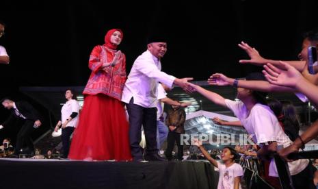 Gubernur Kalimantan Tengah H. Sugianto Sabran hadir pada acara Kalimantan Tengah (Kalteng) Bermazmur di Kabupaten Gunung Mas, yang dipusatkan di area Stadion Mini Kuala Kurun, Jumat (20/9/2024) malam. Pemerintah Prov. Kalteng memberikan bantuan 5000 paket sembako kepada jemaat gereja di Kabupaten Gunung Mas, dan juga menyediakan paket perjalanan rohani untuk 30 orang pendeta di Kabupaten Gunung Mas dan 10 orang masyarakat.