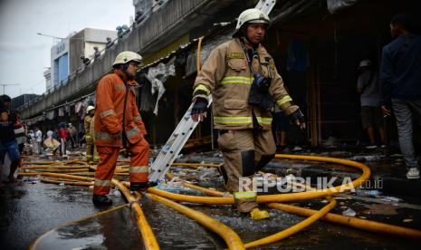 Petugas Penanggulangan Kebakaran dan Penyelamatan (Gulkarmat) saat melakukan proses pendinginan di Pasar Pagi Asemka, Jakarta, Jumat (18/11/2022). Kebakaran terjadi sekitar pukul 11.30 WIB yang menghanguskan kurang lebih 20 ruko yang di duga akibat korsleting listrik. Sebanyak 14 unit pemadam kebakaran dikerahkan untuk pemadaman. Republika/Thoudy Badai