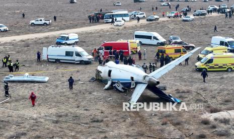 Petugas melakukan proses evakuasi di lokasi jatuhnya Pesawat Embraer 190 milik Azerbaijan Airlines di dekat Bandara Aktau, Kazakstan, Rabu (25/12/2024). Pesawat penumpang Azerbaijan Airlines Embraer ERJ-190AR yang membawa 69 penumpang terbang dari Baku ke Grozny jatuh sekitar tiga kilometer dari kota Aktau. 29 penumpang selamat dari kecelakaan tersebut dan telah dievakuasi ke rumah sakit. Informasi awal, kejadian tersebut disebabkan oleh tabrakan antara pesawat dengan sekawanan burung.