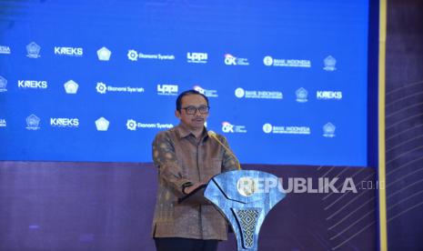 Deputi Gubernur Bank Indonesia Juda Agung memberikan keynote speech dalam acara peluncuran Kajian Ekonomi dan Keuangan Syariah Indonesia (KEKSI) 2023 dan seminar nasional Sharia Economic and Financial Outlook (ShEFO) 2024 di Jakarta, Senin (26/2/2024). Bank Indonesia (BI) meluncurkan Buku Kajian Ekonomi dan Keuangan Syariah Indonesia (KEKSI) 2023. Peluncuran KEKSI ini merupakan upaya BI dalam mendukung mimpi Indonesia menjadi pusat ekonomi syariah dan industri halal terkemuka di dunia. KEKSI akan memberikan gambaran menyeluruh mengenai pencapaian, pembelajaran dan arah kebijakan perekonomian syariah Indonesia ke depan. Bukan hanya sekedar laporan, buku ini disebut bisa menjadi rujukan utama bagi para akademisi, praktisi dan penggiat ekonomi syariah di seluruh Indonesia.