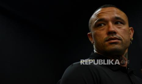 Pemain Bhayangkara Presisi Indonesia FC Radja Nainggolan saat konferensi pers di GBK, Jakarta, Senin (4/12/2023). Mantan Gelandang AS Roma dan Inter Milan itu dikontrak selama setengah musim untuk memperkuat Bhayangkara FC di BRI Liga 1 Indonesia dengan nilai kontrak sebesar Rp5,5 miliar.