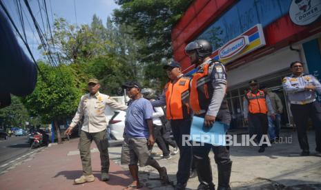 Tim gabungan saat melakukan penertiban juru parkir liar yang berada di minimarket. Pj Gubernur DKI Heru Budi beri peringatan jika ada yang menerima setoran juru parkir.