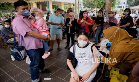 Petugas kesehatan menyuntikan vaksin Covid-19 kepada warga di Balai Kota Jakarta, Selasa (24/1/2023). Pemerintah juga tengah menyiapkan vaksinasi Covid-19 untuk anak usia di bawah enam tahun. (ilustrasi)