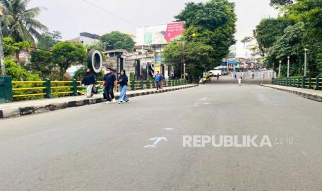 Jalan menuju Jembatan Otista, Kota Bogor telah ditutup seiring dengan pembongkaran dan pembangunan jembatan tersebut. Warga sekitar pun memanfaatkan area jalan yang kosong untuk bermain, Selasa (2/5/2023).