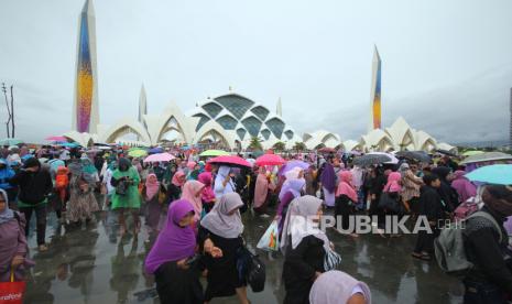 Pengunjung memadati Masjid Raya Al Jabbar, Gedebage, Kota Bandung. Pengunjung Masjid Raya Al Jabbar membeludak karena akan ditutup mulai besok.