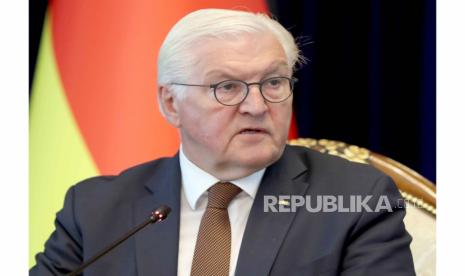 Presiden Jerman, Frank-Walter Steinmeier dibuat menunggu selama hampir setengah jam di pintu pesawat, di tengah cuaca yang panas terik di Doha, Qatar. (ilustrasi)