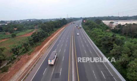 PT Jasa Marga rampungan pelebaran lajur di Tol Jakarta-Cikampek untuk menambahkan kapasitas saat arus mudik Lebaran 2023. 