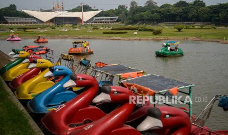 Pengunjung menaiki wahana perahu angsa di kawasan Taman Mini Indonesia Indah (TMII), Jakarta, Ahad (12/9). Kementerian Pariwisata dan Ekonomi Kreatif memberikan izin sejumlah tempat wisata untuk menggelar uji coba pembukaan tempat wisata di Jakarta diantaranya Taman Mini Indonesia Indah (TMII), Ancol, dan Setu Babakan. Taman Mini Indonesia Indah (TMII) membuka sejumlah wahana pada masa ujicoba dengan membatasi kapasitas maksimum 50 persen serta penerapan protokol kesehatan yang ketat. 