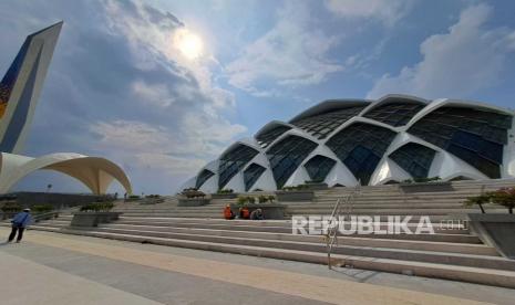 Pekerja proyek pembangunan Masjid Raya Al Jabbar di Gede Bage Kota Bandung, sedang melakukan finishing, Selasa (20/12/2022). Masjid kebanggaan masyarakat Jabar ini akan diresmikan Gubernur Jawa Barat Ridwan Kamil, pada 30 Desember 2022 mendatang. Foto: Arie Lukihardianti/Republika