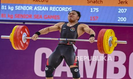 Lifter putra Indonesia Rahmat Erwin Abdullah melakukan angkatan snatch pada kelas 81 kg putra SEA Games 2023 di Taekwondo Hall, Olympic Complex, Phnom Penh, Kamboja, Senin (15/5/2023). Rahmat Erwin Abdullah berhasil meraih medali emas dan memecahkan rekor snatch dan clean and jerk SEA Games setelah membukukan angkatan snatch 158 kg dan clean and jerk 201 kg sehingga total angkatannya menjadi 359 kg.   