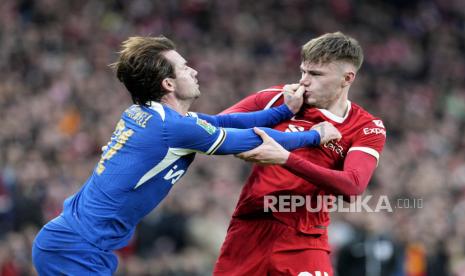 Pemain Liverpool Conor Bradley terlibat konflik dengan pemain Chelsea Ben Chilwell pada pertandingan final Piala EFL Carabao atau Piala Liga Inggris di Stadion Wembley, London, Inggris, Ahad (25/2/2024). Liverpool berhasil keluar sebagai juara Piala Carabao setelah mengalahkan Chelsea dengan skor tipis 1-0. Gol kemenangan Liverpool dicetak sang kapten Virgil Van Dijk pada babak perpanjangan waktu di menit ke-118.