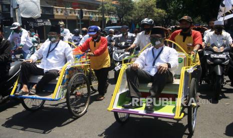 Mantan wakil Jawa Timur Saifullah Yusuf (kiri) bersama pasangannya pada Pilkada Kota Pasuruan Adi Wibowo (kanan)