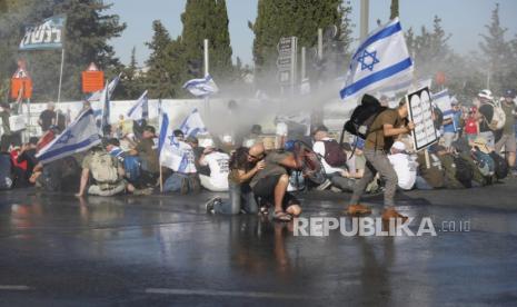 Petugas keamanan dan demonstran bentrok di jalan menuju Knesset, parlemen Israel. 