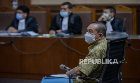 Terdakwa kasus suap dan pengalihan hak tagih atau cessie Bank Bali Djoko Tjandra menjalani sidang dakwaan di Pengadilan Tipikor, Jakarta, Senin (2/11). Djoko Tjandra didakwa telah memberikan suap kepada Pinangki Sirna Malasari sebesar 500 ribu dolar Singapura, Kepala Divisi Hubungan Internasional (Kadiv Hubinter) Polri Irjen Pol Napoleon Bonaparte 200 ribu dolar Singapura dan 270 ribu dolar AS dan Kepala Biro Koordinator Pengawas PPNS Bareskrim Polri Brigjen Pol Prasetijo Utomo senilai 150 ribu dolar AS. Djoko Tjandra juga didakwa melakukan pemufakatan jahat dengan Pinangki Sirna Malasari dan Andi Irfan Jaya. Republika/Thoudy Badai