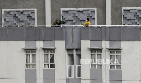 Sejumlah pasien Covid-19 melihat pemandangan di RSDC Wisma Atlet, Kemayoran, Jakarta, Senin (7/3/2022). Pemerintah menurunkan status PPKM menjadi level 2 untuk wilayah Jabodetabek dan Surabaya dikarenakan penurunan kasus konfirmasi harian dan juga rawat inap rumah sakit. Republika/Putra M. Akbar