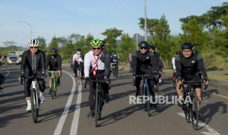 Gubernur Jawa Barat Ridwan Kamil ikut serta menggenjot sepeda saat membuka Bandung Barat Triathlon di Kota Baru Parahyangan, Kabupaten Bandung Barat, Ahad (14/3). Bandung Barat Triathlon diikuti 50 peserta. Para peserta melewati tahapan bersepeda 20 kilometer, berlari 3 kilometer dan diakhiri dengan golf sebanyak 18 holes. Seluruh kegiatan menerapkan protokol kesehatan ketat. Pada acara tersebut hadir pula Wali Kota Bogor Bima Arya Sugiarto, Wakil Bupati Bandung Barat Hengky Kurniawan dan Wakil Bupati Indramayu Lucky Hakim. 