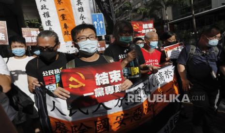 Pro-demokrasi Leung Kwok-hung, tengah, dan pengunjuk rasa lainnya meneriakkan slogan-slogan 