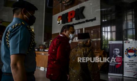 Wakil Presiden Maruf Amin bersama Ketua KPK Firli Bahuri saat menghadiri peringatan Hari Antikorupsi Sedunia (Hakordia) 2021 di Gedung KPK, Jakarta, Kamis (9/12). Hakordia 2021 tersebut bertajuk Satu Padu Bangun Budaya Antikorupsi. Republika/Putra M. Akbar