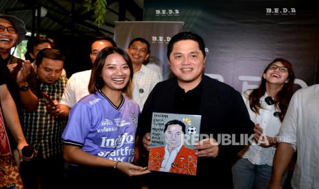 Calon Ketua Umum PSSI Erick Thohir (kedua kanan) menerima lukisan bergambar dirinya saat kegiatan diskusi dengan suporter dan pecinta sepak bola di Denpasar, Bali, Sabtu (11/2/2023). Dalam pertemuan itu, Erick Thohir berdiskusi dan menyerap aspirasi suporter serta pecinta sepak bola dari berbagai kelompok dan komunitas tentang upaya-upaya untuk memajukan persepakbolaan Indonesia.