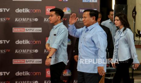 Capres dan cawapres nomor urut 2 Prabowo Subianto dan Gibran Rakabuming Raka tiba di lokasi untuk mengikuti sesi Debat Kedua Calon Wakil Presiden Pemilu 2024 di Jakarta Convention Center (JCC), Jakarta, Jumat (22/12/2023). Debat kedua ini mengangkat tema Ekonomi Kerakyatan dan Digital, Keuangan, Investasi Pajak, Perdagangan, Pengelolaan APBN-APBD, Infrastruktur dan Perkotaan.