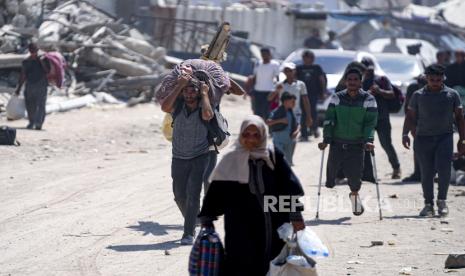 Warga Palestina mengungsi akibat serangan udara dan darat Israel di Jalur Gaza melarikan diri dari Khan Younis, Senin, 22 Juli 2024.