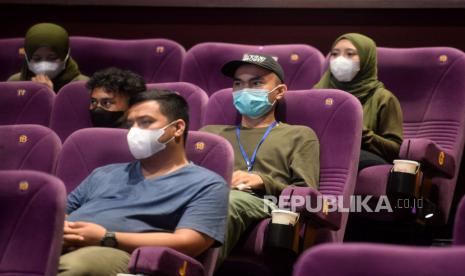 Sejumlah film mulai ditayangkan kembali di bioskop dan disambut antusias penonton.